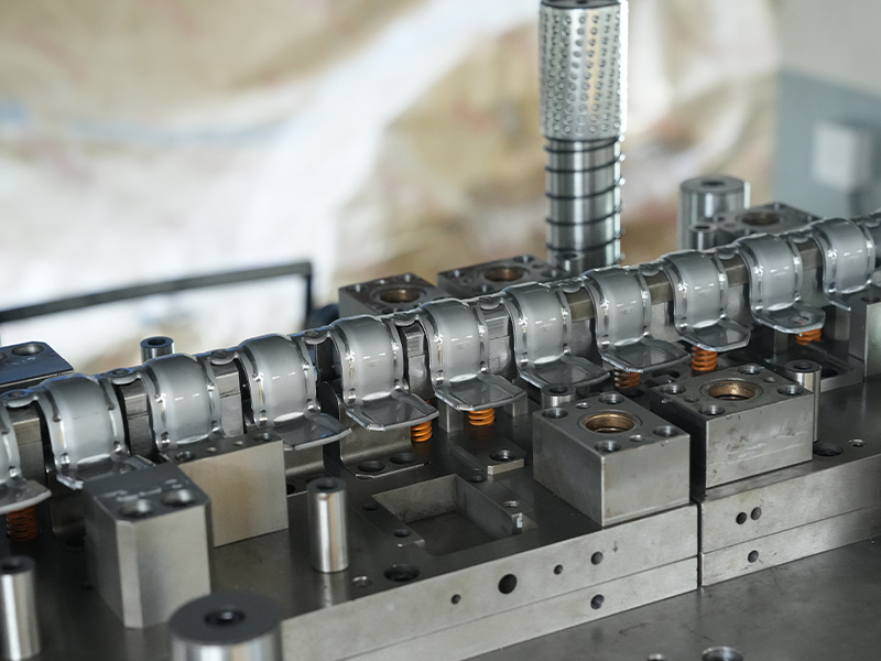 Mitä tapahtuu tehtaan sisällä metallin leimausosien valmistamiseksi?